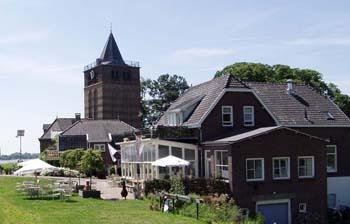 Veerhuis, winkel van Jet, oude school met de Dikke Toren
